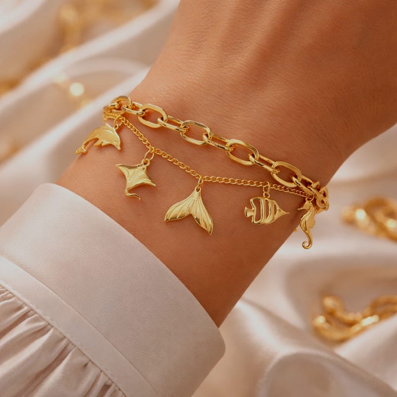 انسيال ذهبي مصنوع من الستانلس ستيل المقاوم للصدأ، بتصميم يجمع بين السلاسل الرفيعة والعريضة مع دلايات أشكال بحرية ساحرة، وقفل قابل للتعديل ليناسبكِ. - Image 5